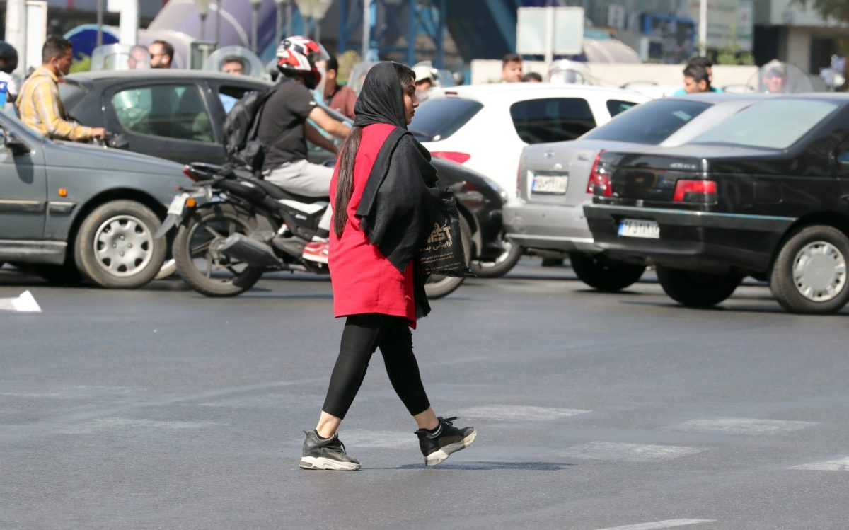 Una mujer iraní camina por una calle de Teherán.