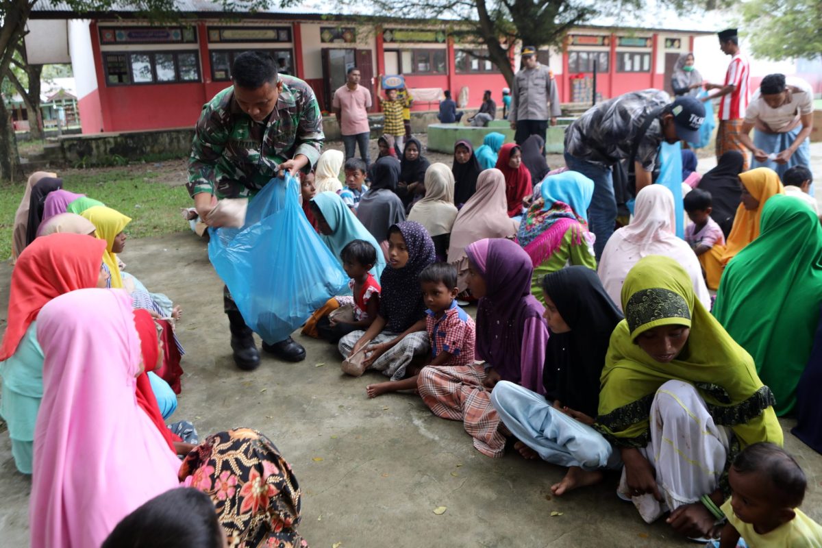 Personal militar distribuye alimentos para los refugiados rohingya en un refugio temporal proporcionado por el gobierno local de Aceh, en Pidie, Aceh, Indonesia.