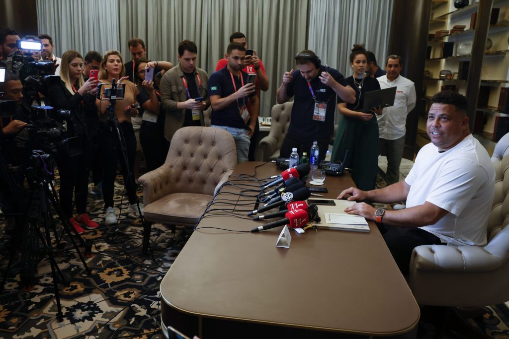 Ronaldo Nazario, leyenda del fútbol brasileño, en la rueda de prensa ofrecida el lunes en Doha. 