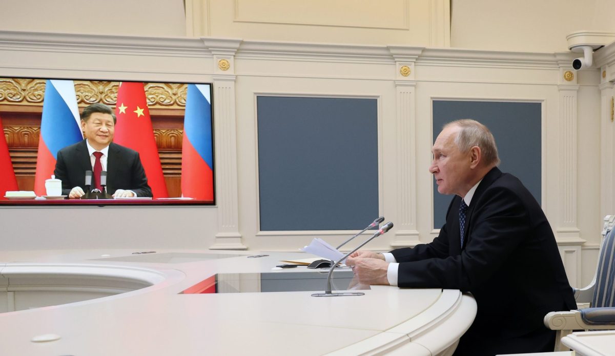 El presidente ruso, Vladimir Putin (d), en una reunión con el presidente chino, Xi Jinping (en pantalla) por videoconferencia en el Kremlin el 30 de diciembre de 2022