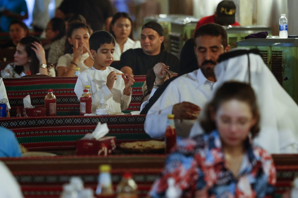 En la imagen, clientes en el restaurante Shujaa de Souq Waqif. 