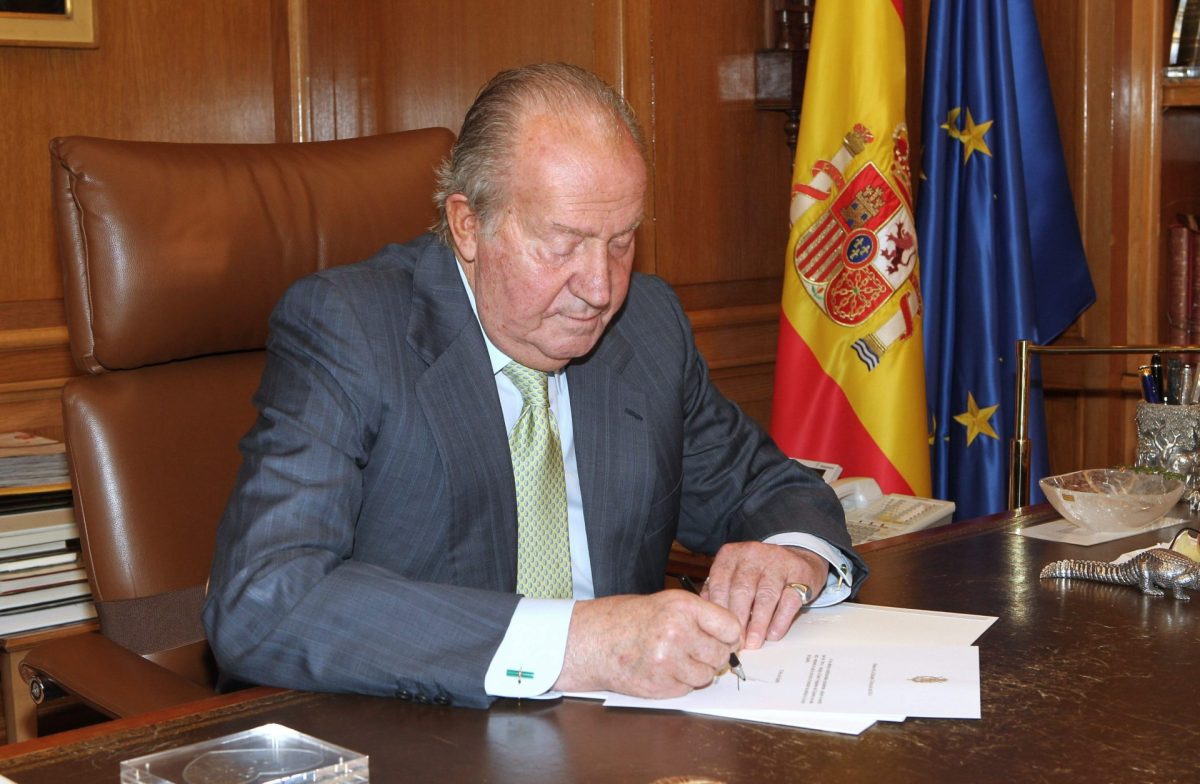 magen de archivo de Juan Carlos I durante la firma del documento de su abdicación en el Palacio de la Zarzuela, en junio de 2014