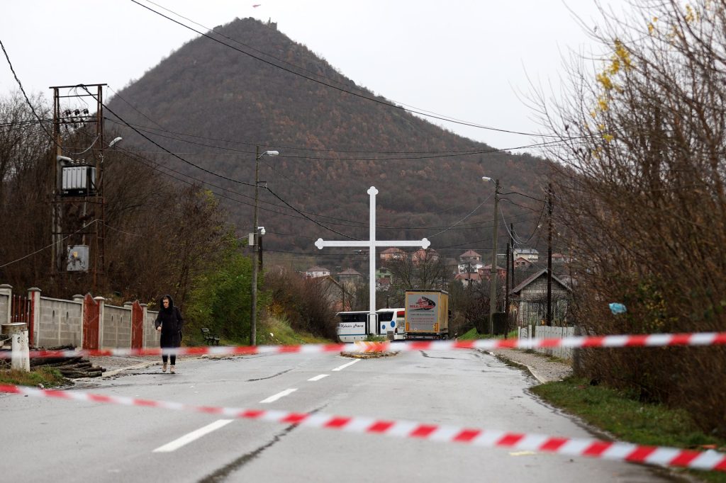Imagen de la barricada levantada a las afueras de la aldea de Rudare, en Kosovo.
