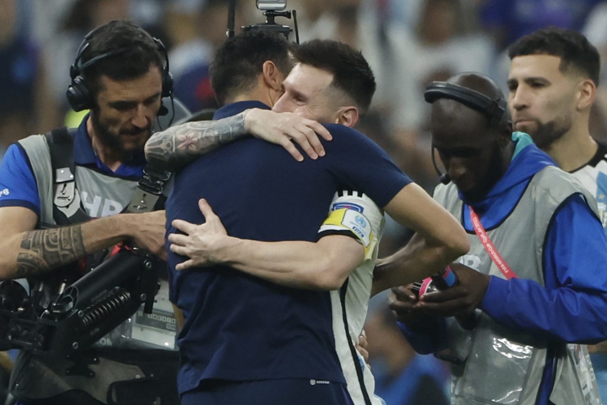 El argentino Lionel Messi (d) celebra con el seleccionador Lionel Scaloni la clasificación para la final del Mundial de Fútbol Qatar 2022, tras vencer a Croacia en el estadio de Lusail (Catar).