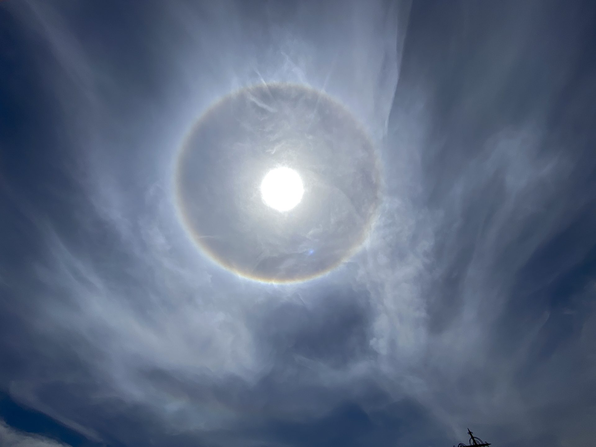 Detalle del halo solar producido por la luz del sol que atraviesa diminutos cristales de hielo que se encuentran suspendidos en la parte alta de la atmósfera.