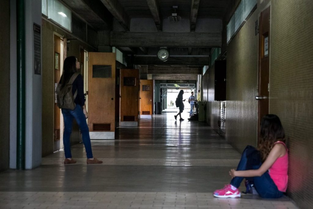 Menores en un instituto cuando hoy se han dado datos de suicidio en 2022