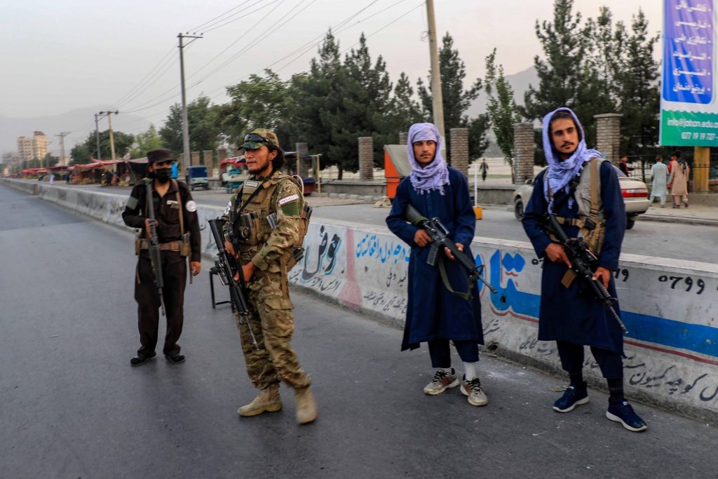 Los talibanes reprimen una protesta de mujeres contra el veto a la educación universitaria