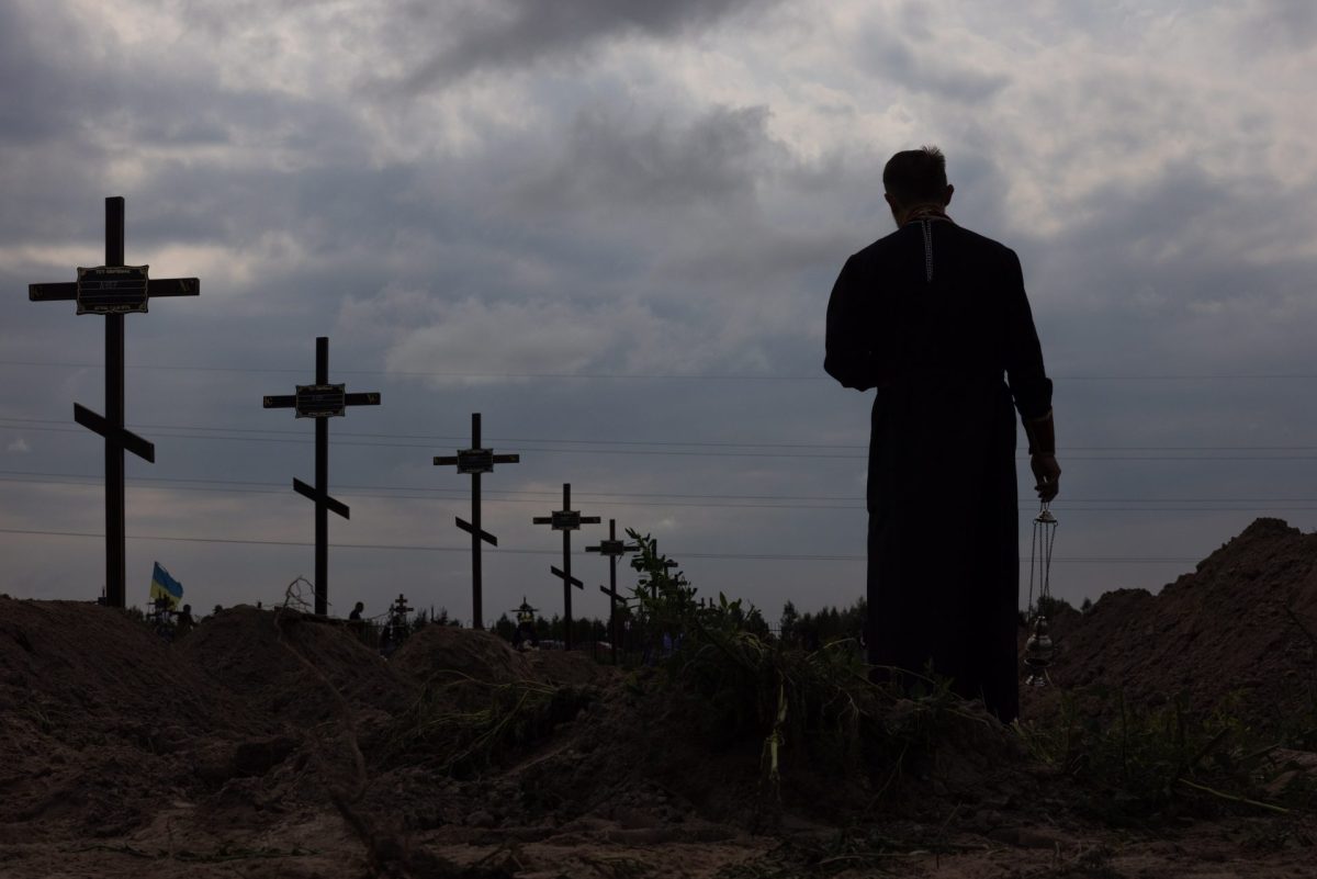 Un sacerdote ortodoxo bendecía los restos de personas no identificadas que fueron asesinadas en el distrito de Bucha, al noroeste de Kiev, el pasado mes de agosto.