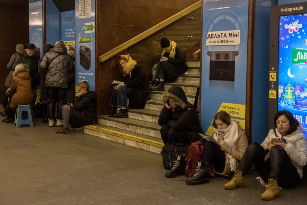 Decenas de personas se han refugiado este viernes en el metro de Kiev durante una alerta de ataque aéreo