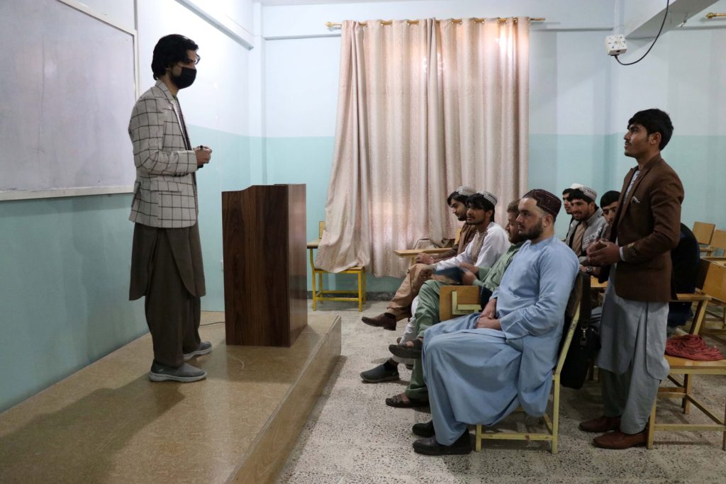 La ONU insta a los talibanes a garantizar el acceso a la educación a las afganas