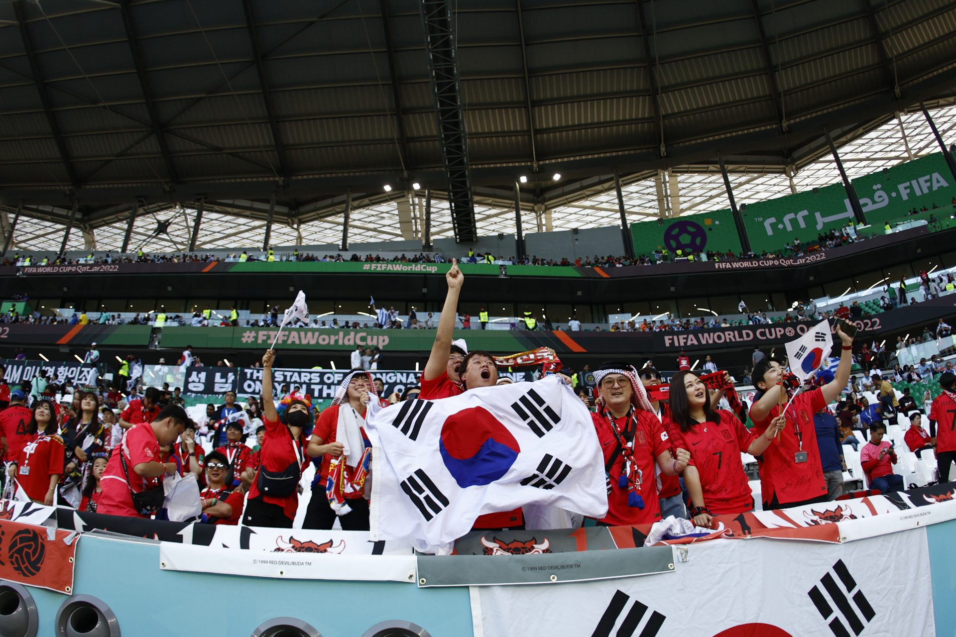 Aficionados de Corea del Sur durante el partido entre Uruguay y Corea del Sur en el estadio Ciudad de la Educación, donde, según datos de la FIFA, se alcanzaron los 131 decibelios.