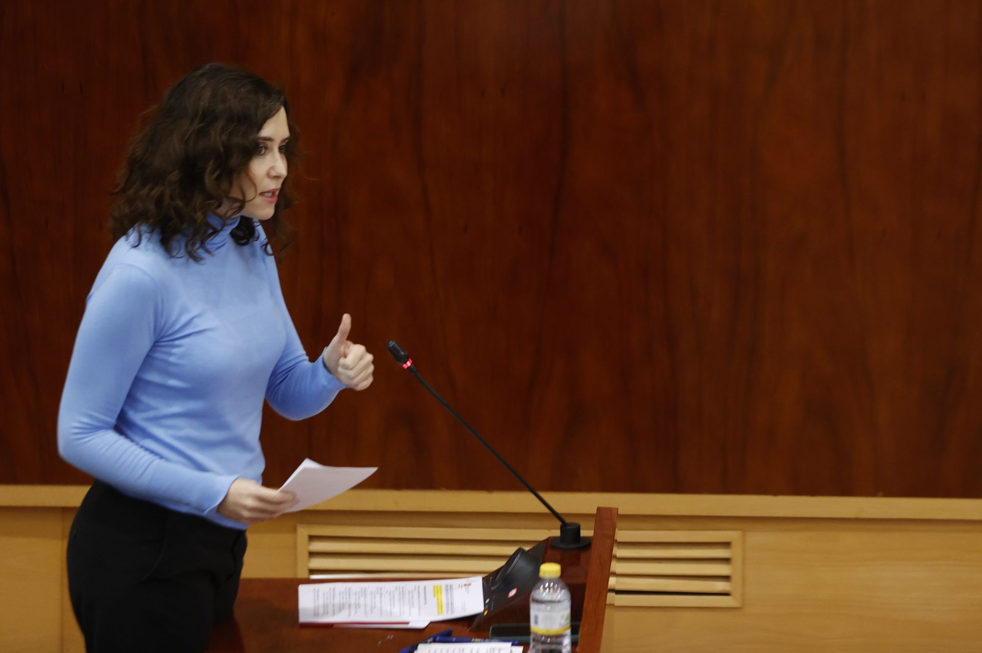 La presidenta de la Comunidad de Madrid, Isabel Díaz Ayuso, interviene en el pleno de la Asamblea de Madrid ayer, jueves.