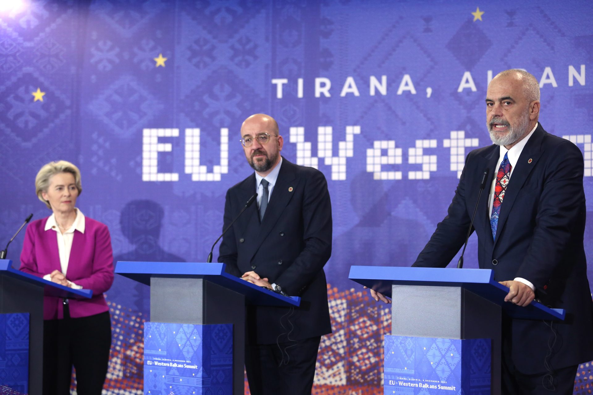 El primer ministro de Albania, Edi Rama (d), el presidente del Consejo Europeo, Charles Michel (c) y la presidenta de la Comisión Europea, Ursula von der Leyen (i), en una rueda de prensa en la cumbre entre la Unión Europea y los Balcanes.