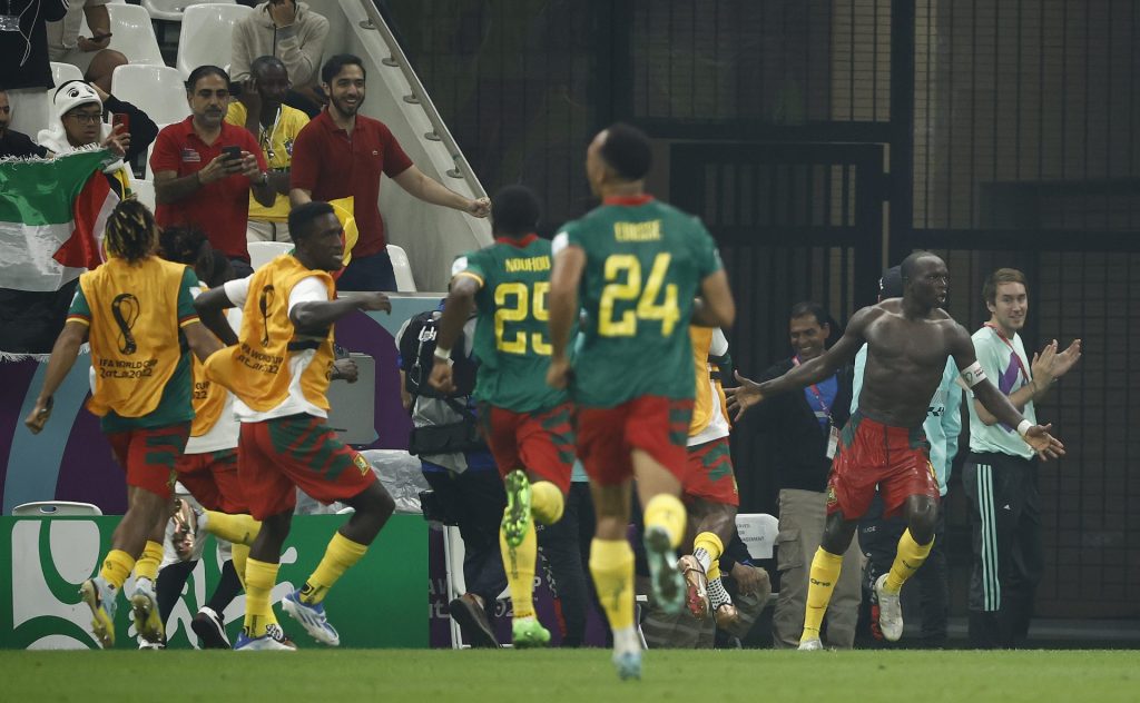 Vincent Aboubakar (d) de Camerún celebra un gol con sus compañeros hoy, en un partido de la fase de grupos del Mundial de Fútbol Qatar 2022 entre Camerún y Brasil en el estadio de Lusail (Catar).