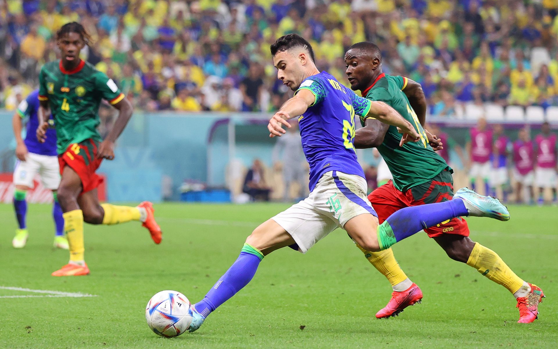 Gabriel Martinelli (c) de Brasil en acción durante el partido contra Camerún en el Mundial Qatar 2022.