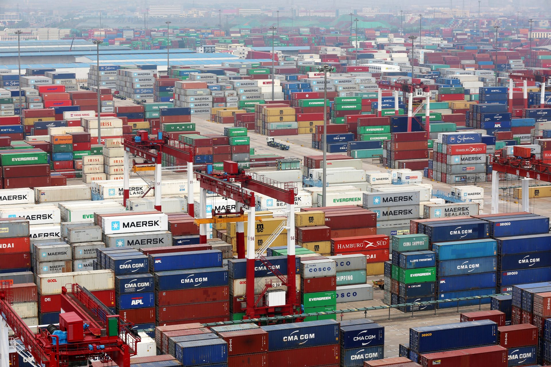 Multitud de contenedores en un puerto de China, que se ha convertido en un aliado comercial para los países árabes.