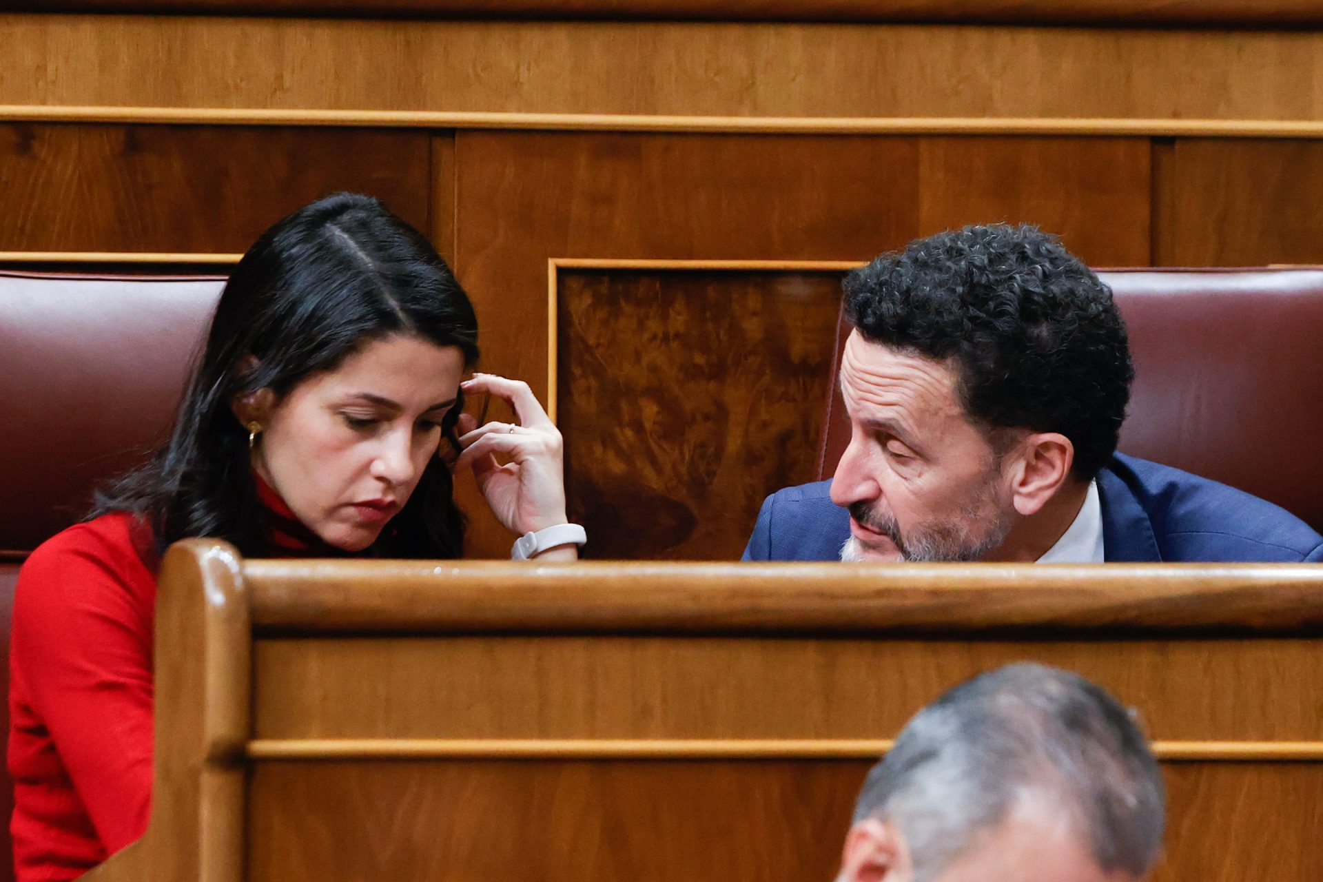 La líder de Ciudadanos, Inés Arrimadas (i), y el portavoz del partido en el Congreso, Edmundo Bal (d), durante el pleno del pasado jueves en el Congreso de los Diputados en Madrid.