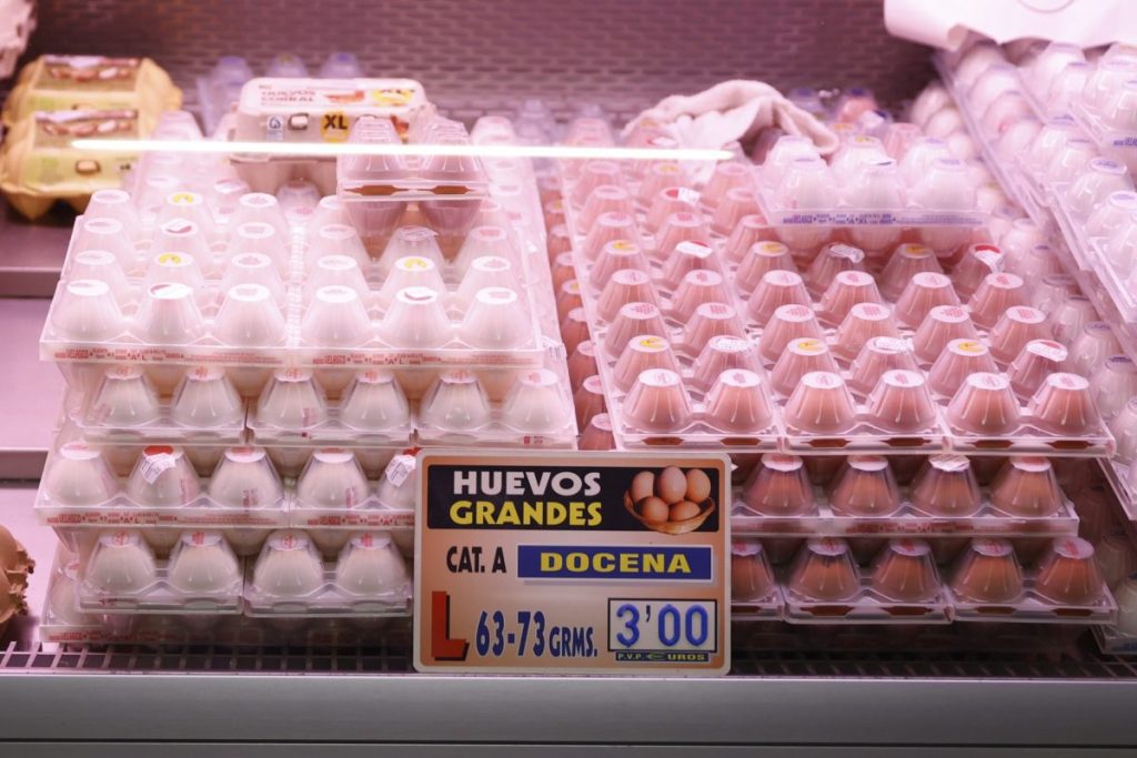 Venta de huevos en un mercado. Claves del adiós a la abundancia en la alimentación.