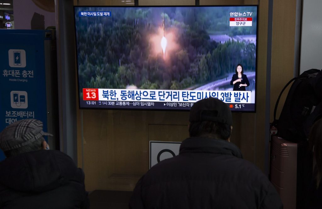 Corea del Norte lanza tres misiles balísticos de corto alcance, según Seúl