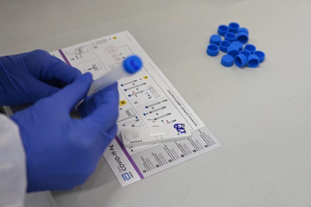 Un sanitario realiza tests de antígenos, en una imagen de archivo.