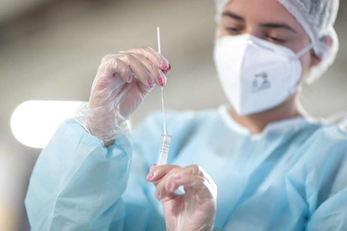 Una enfermera sostiene una prueba para detectar la covid-19.