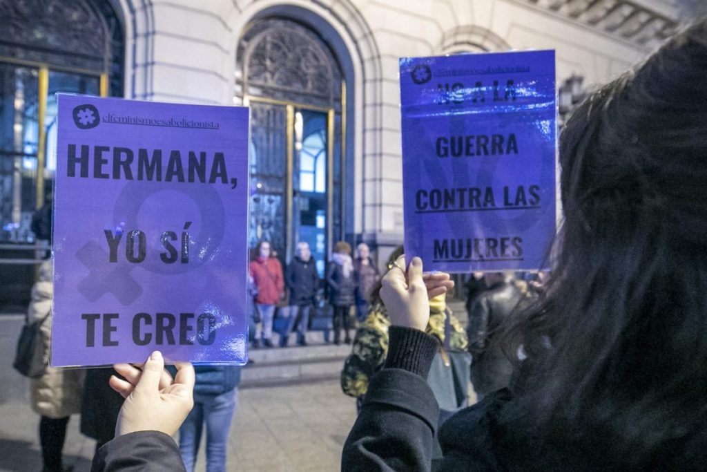 Decenas de personas participan en una protesta en repulsa por el asesinato cometido el día 20 en Zaragoza.