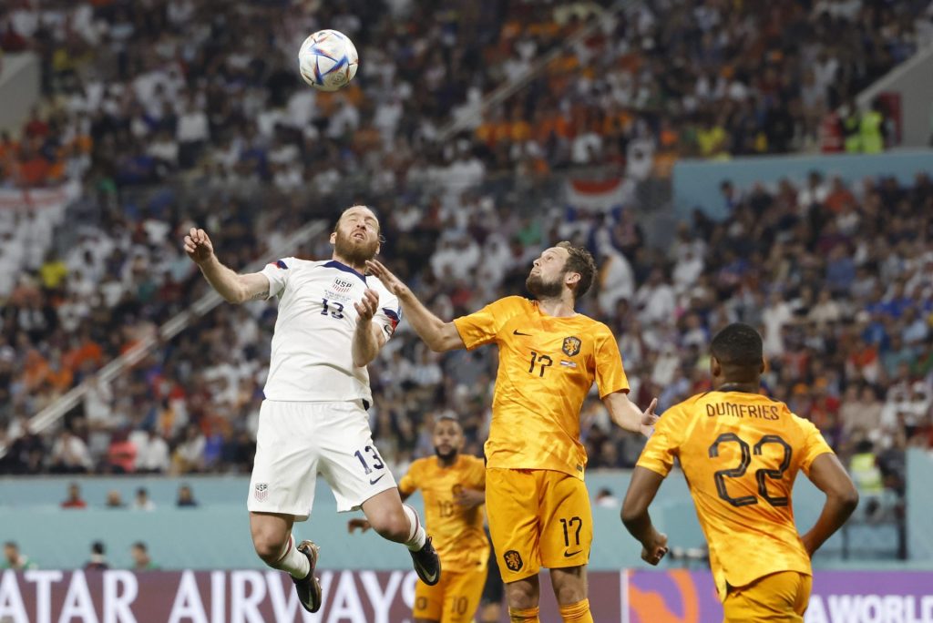 Daley Blind (c) de Países Bajos disputa un balón con Tim Ream de Estados Unidos hoy, en un partido de los octavos de final del Mundial de Fútbol Qatar 2022 en el estadio Internacional Jalifa en Doha (Catar)