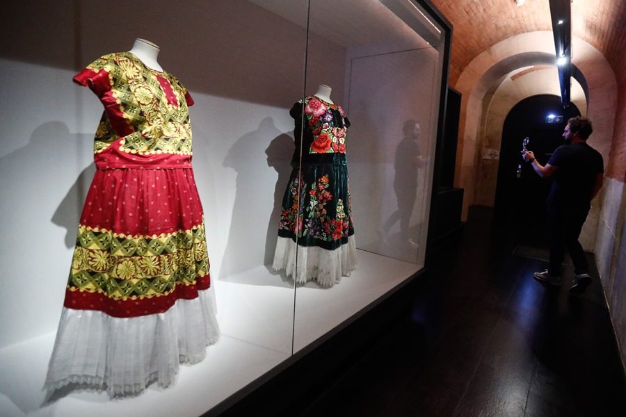 Dos vestidos de la exposición "Frida Kahlo, más allá de los clichés" en el Palacio Galliera en París