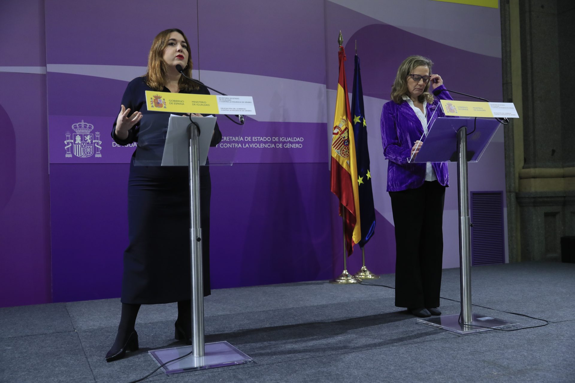 La secretaria de Estado de Igualdad, Ángela Rodríguez (i), y la delegada del Gobierno Contra la Violencia de Género, Victoria Rosell (d)