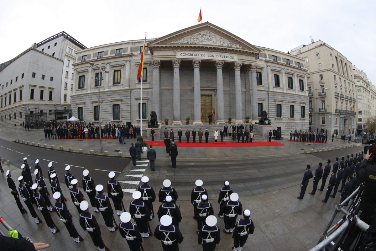 Vista general del izado de bandera junto con autoridades militares y políticas a las puertas del Congreso durante la Conmemoración del aniversario de la Constitución este martes en Madrid.