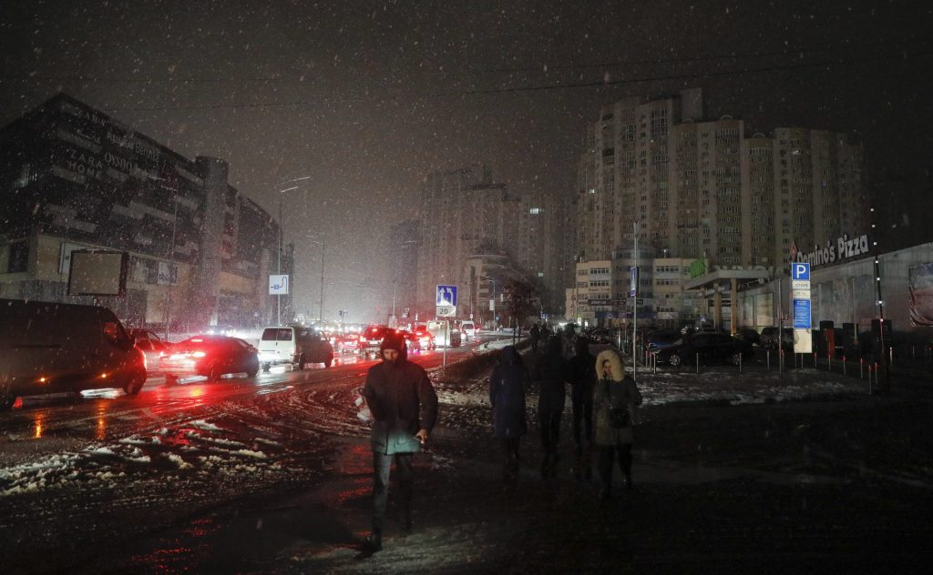 Kiev reanuda el suministro de agua pero la mitad de la población aún sin luz