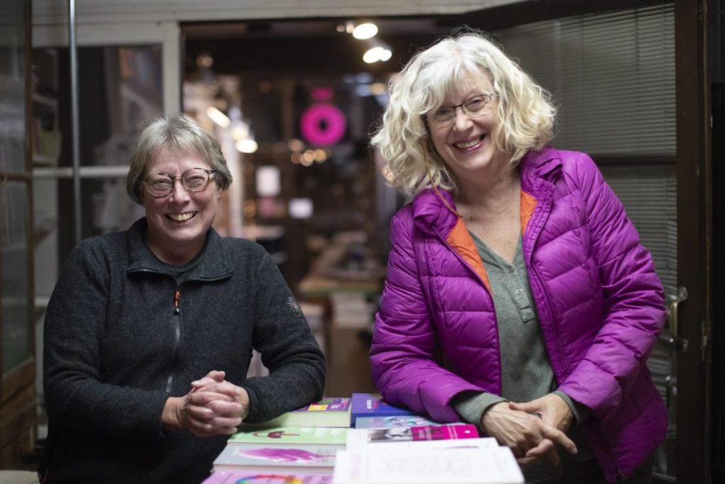 Connie Dagas (d) y Helle Bruun (i), dueñas de la librería queer posan durante la entrevista con EFE.