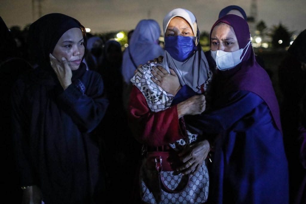 Familiares de las víctimas de la avalancha de Malasia