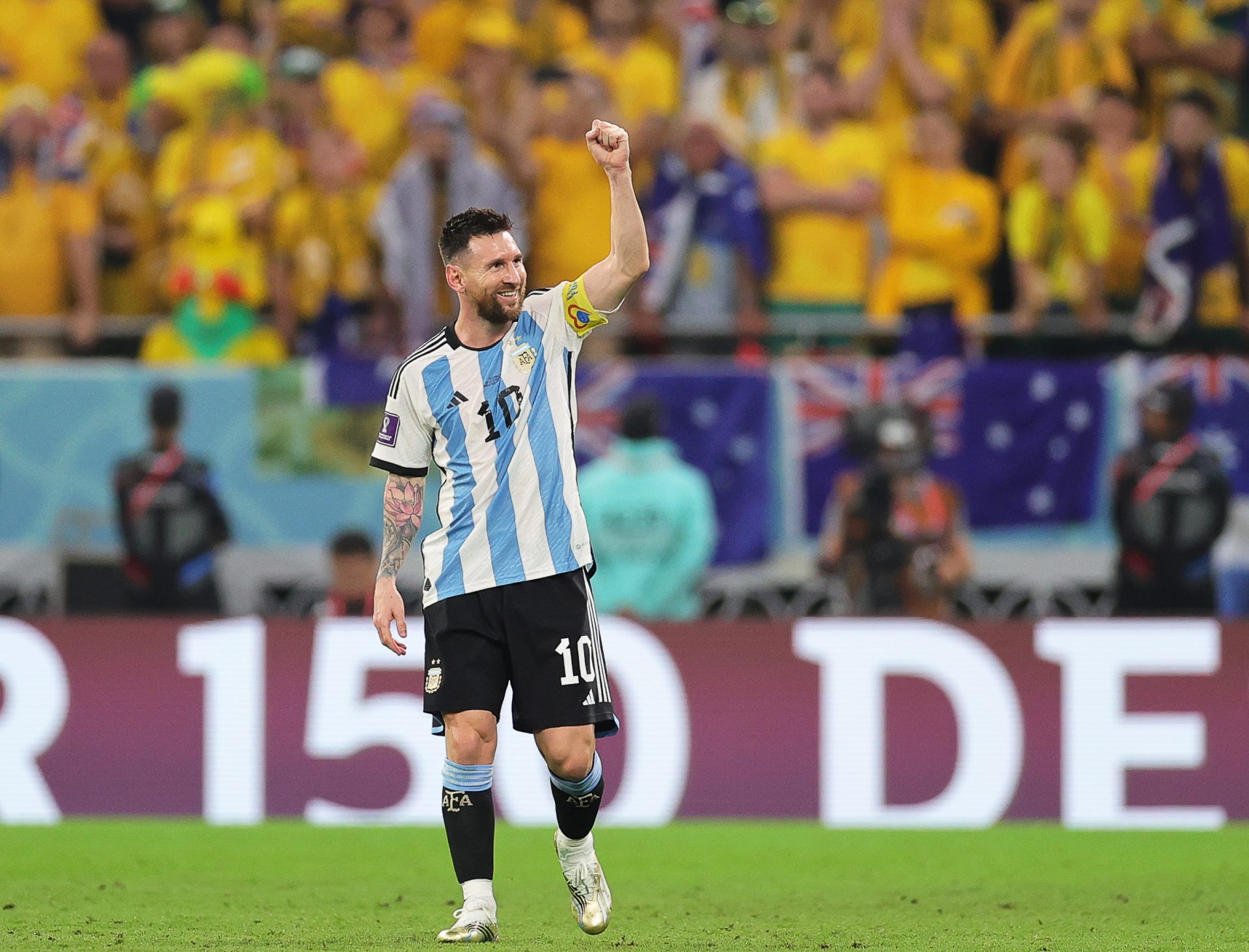 Lionel Messi celebra después de marcar un gol contra Australia en los octavos de final del Mundial de Qatar 2022.