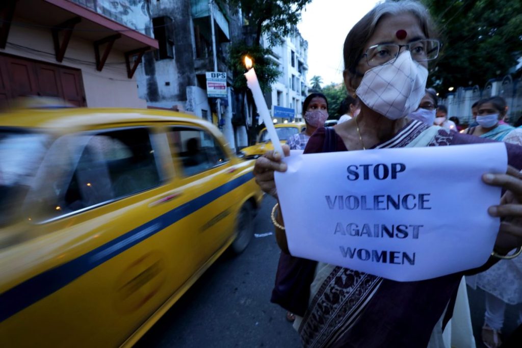Manifestación contra los crímenes contra las mujeres en La India
