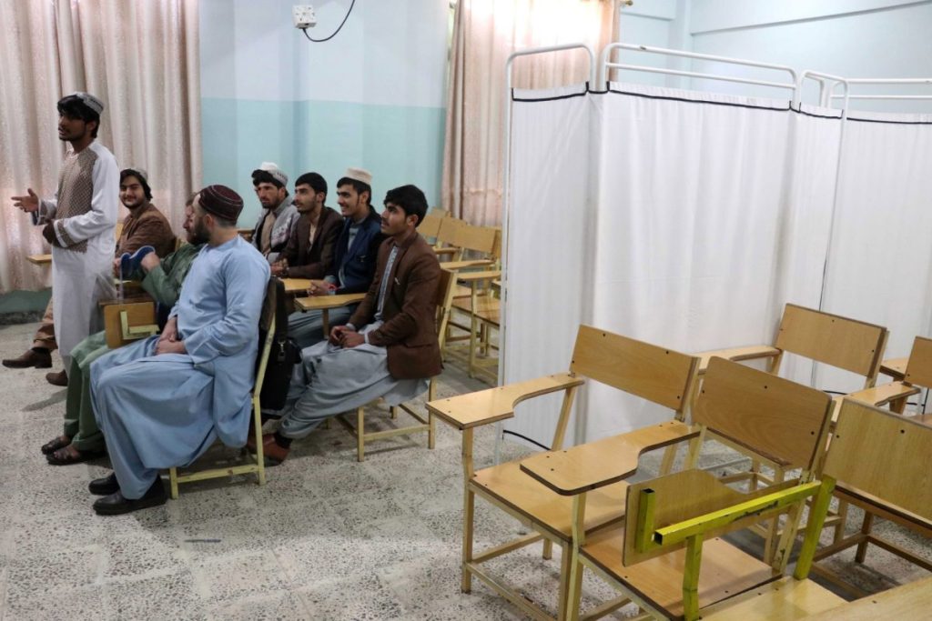 Las mujeres de Afganistán tienen prohibido ir a las universidades tras el veto talibán