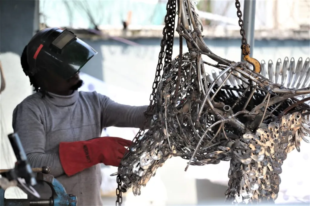 Una obra del artista de Nigeria que trabaja con cucharas