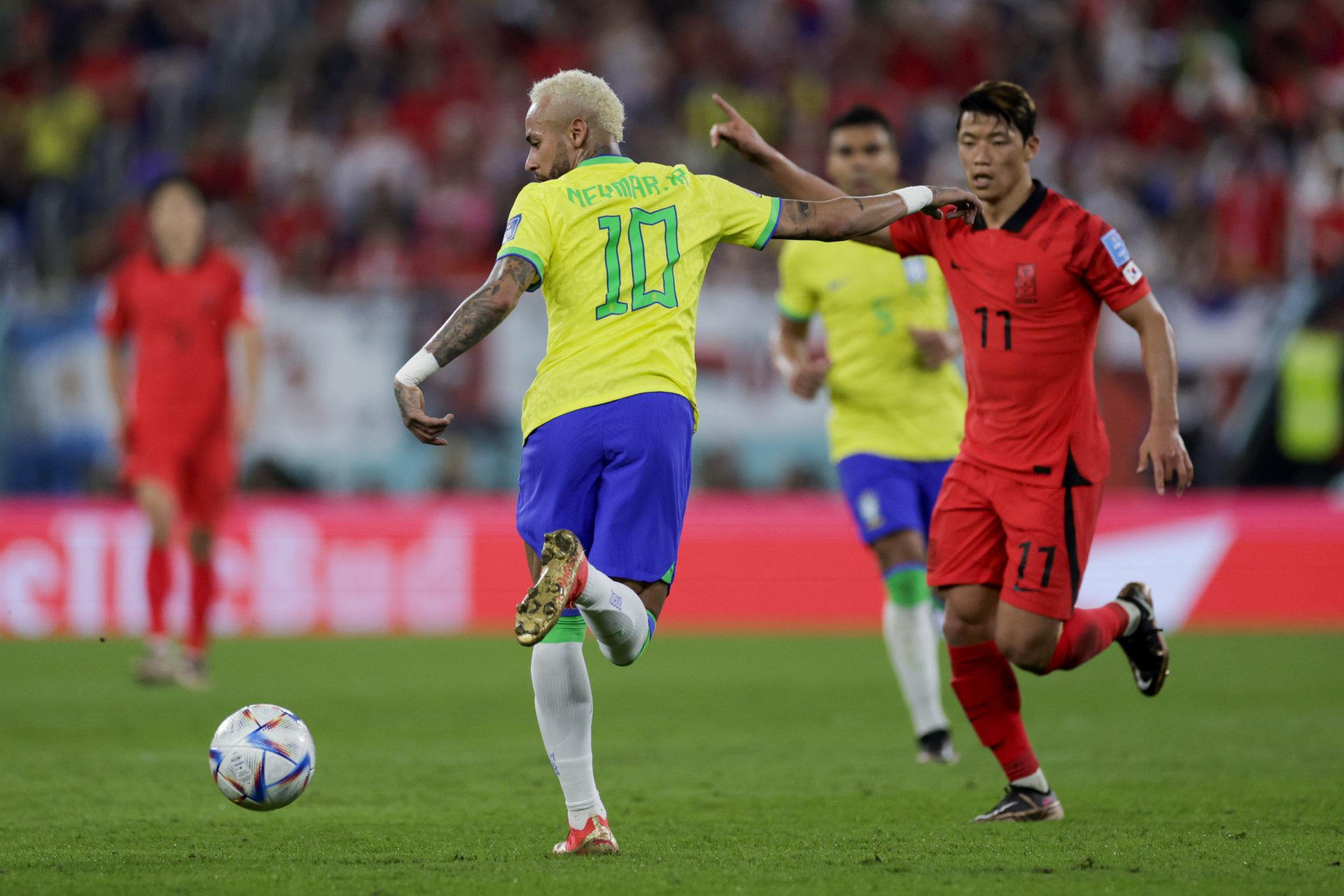 Neymar (i) de Brasil disputa un balón con Hwang Hee-chan de Corea del Sur hoy, en un partido de los octavos de final del Mundial de Fútbol Qatar 2022 entre Brasil y Corea del Sur en el estadio 974 en Doha (Catar).