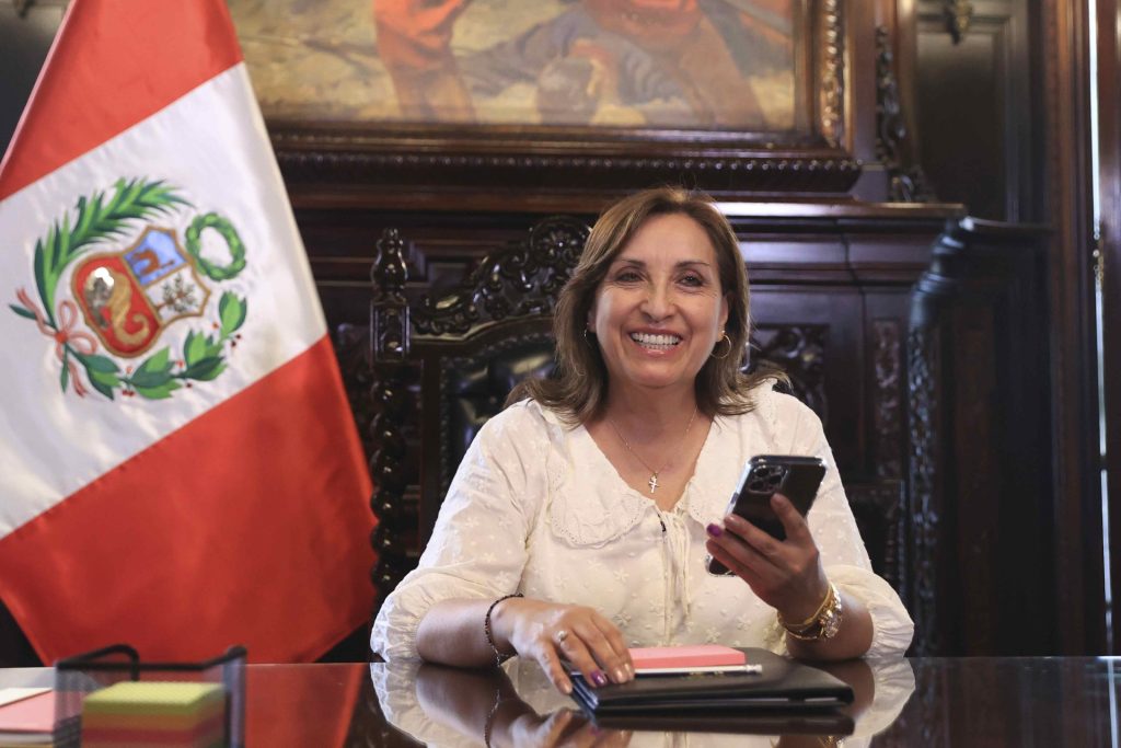 La nueva presidenta de Perú inicia una ronda de diálogo, mientras Pedro Castillo pide asilo a México