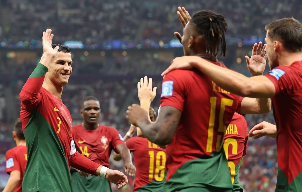 Rafael Leão de Portugal (2d) celebra tras marcar el sexto gol en el partido contra Suiza en los octavos del Mundial de Qatar 2022. 
