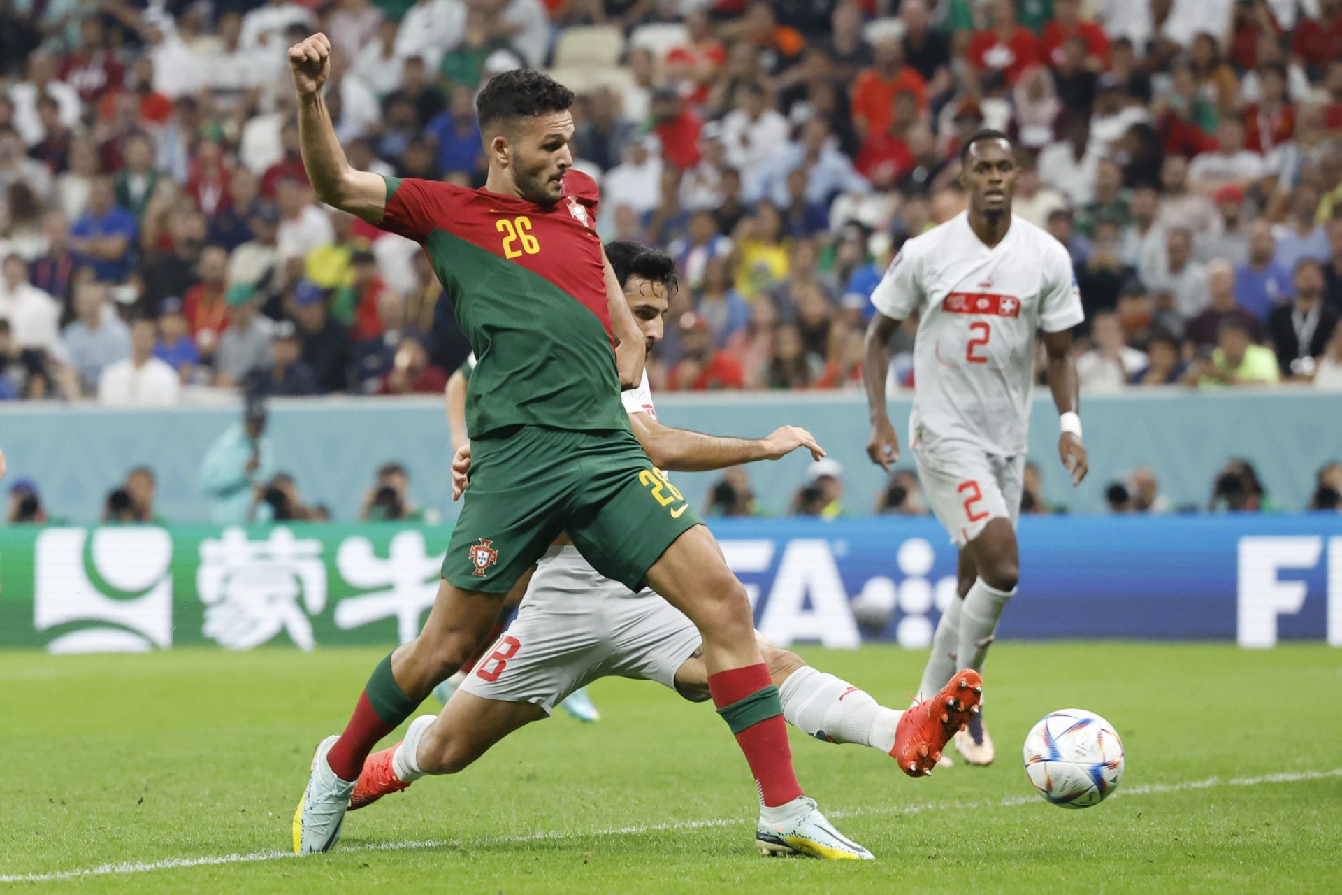 Gonçalo Ramos (i) de Portugal durante el partido contra Suiza en el partido de octavos del Mundial de Qatar 2022.
