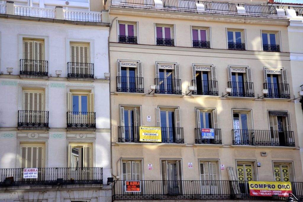 Fachada de un edificio de Madrid con carteles de alquiler.