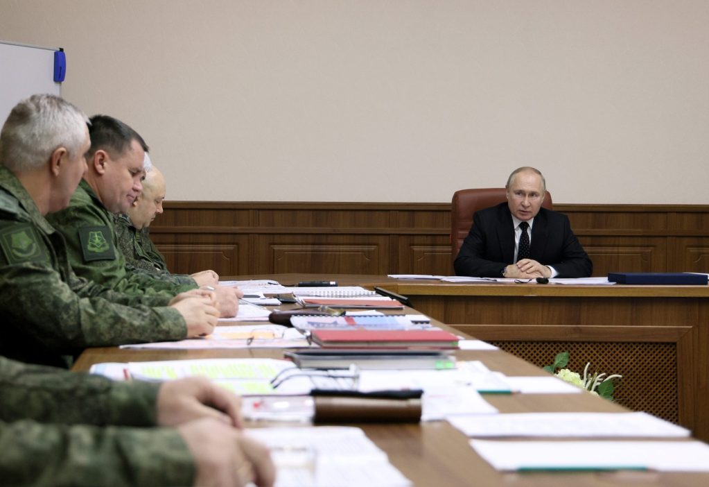 Putin prepara los próximos pasos en Ucrania con la plana mayor del Ejército