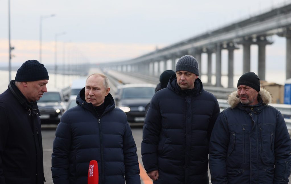 El presidente ruso, Vladimir Putin (2i), durante su visita hoy al puente de Crimea. 