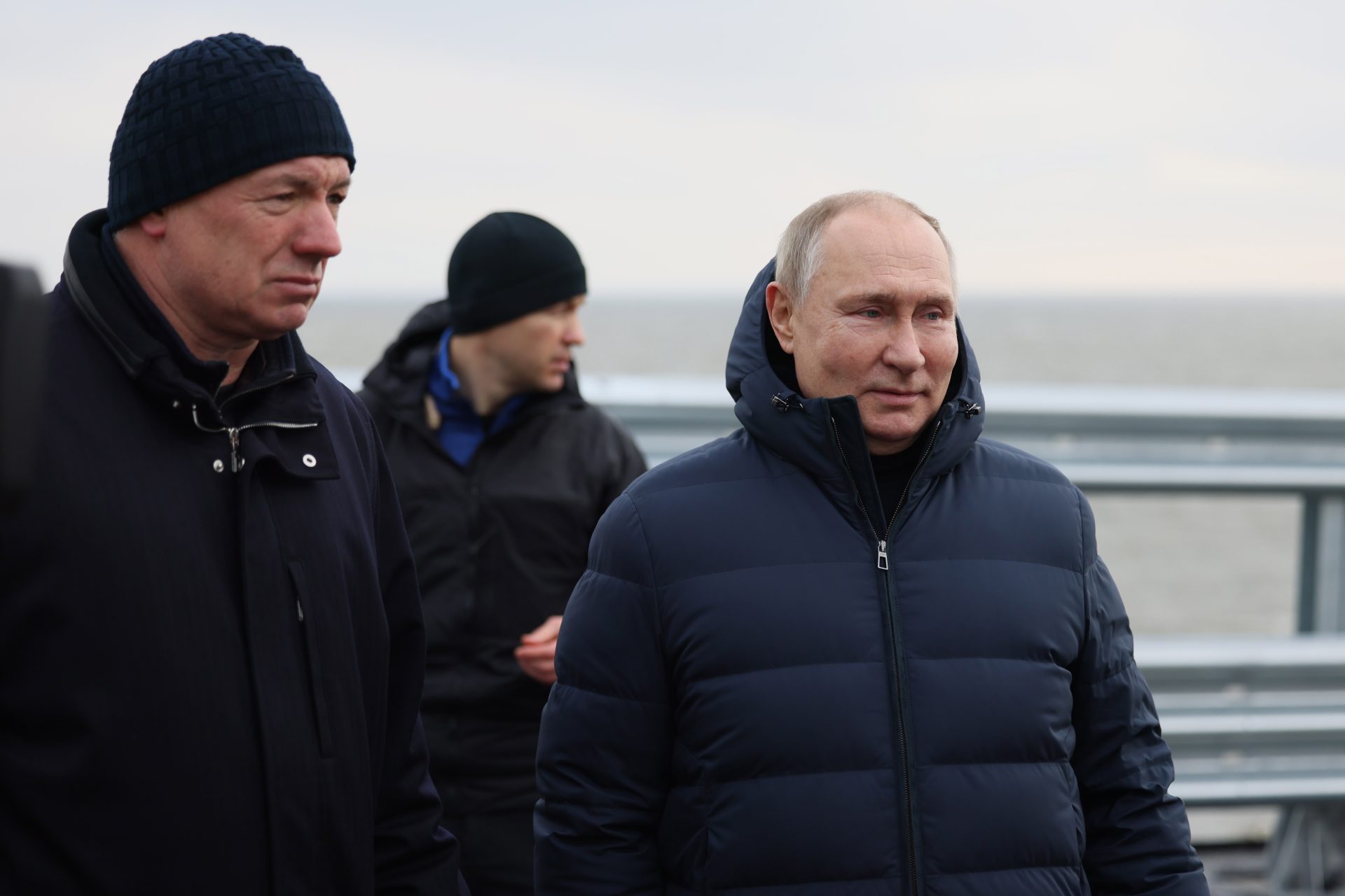 El presidente ruso, Vladimir Putin (d), durante su visita al puente de Crimea.