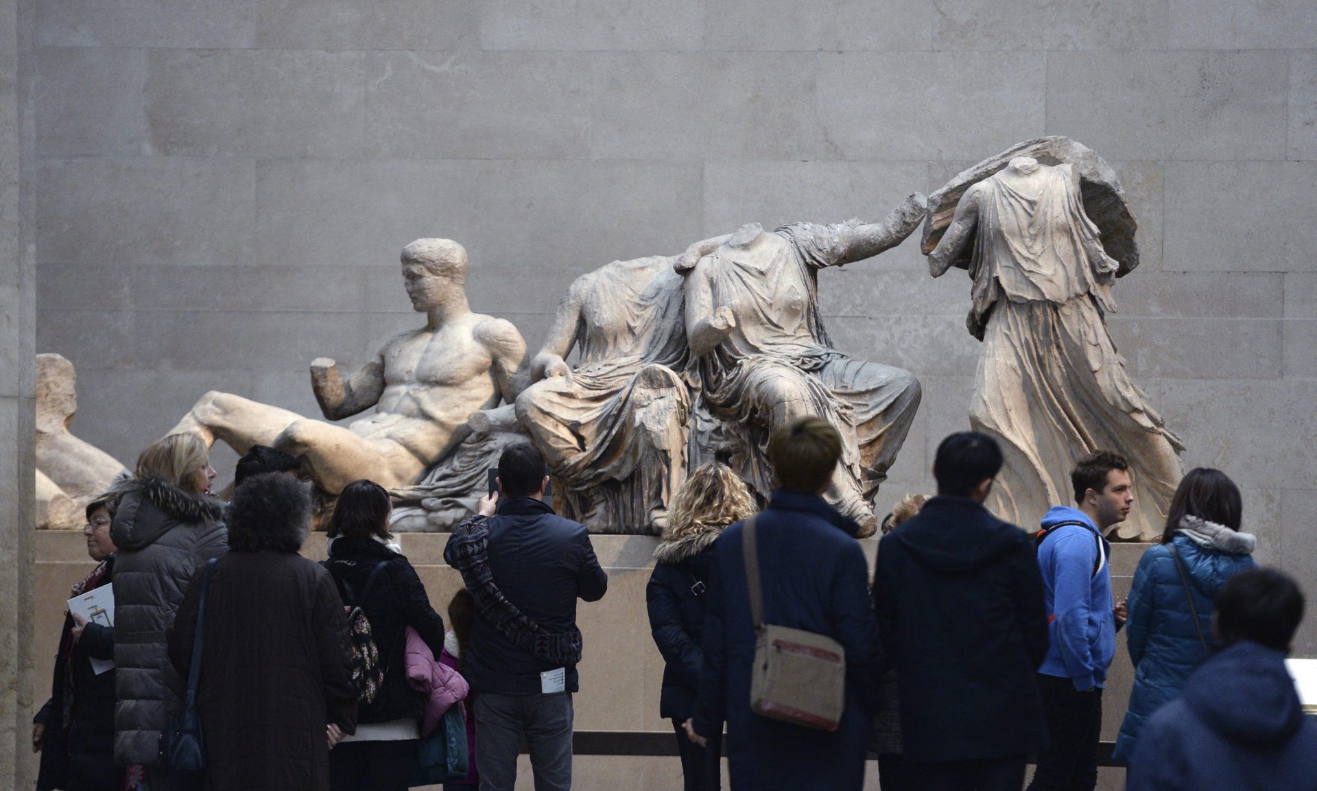 Varios visitantes observan las esculturas de la colección Mármoles de Elgin en el Museo Británico.
