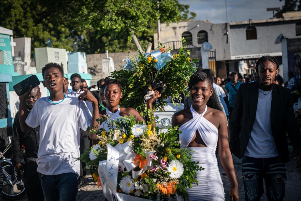 Personas acuden a sepultar a un ser querido, el 10 de diciembre de 2022, en el Cementerio General de Puerto Príncipe (Haití). EFE/Johnson Sabin
