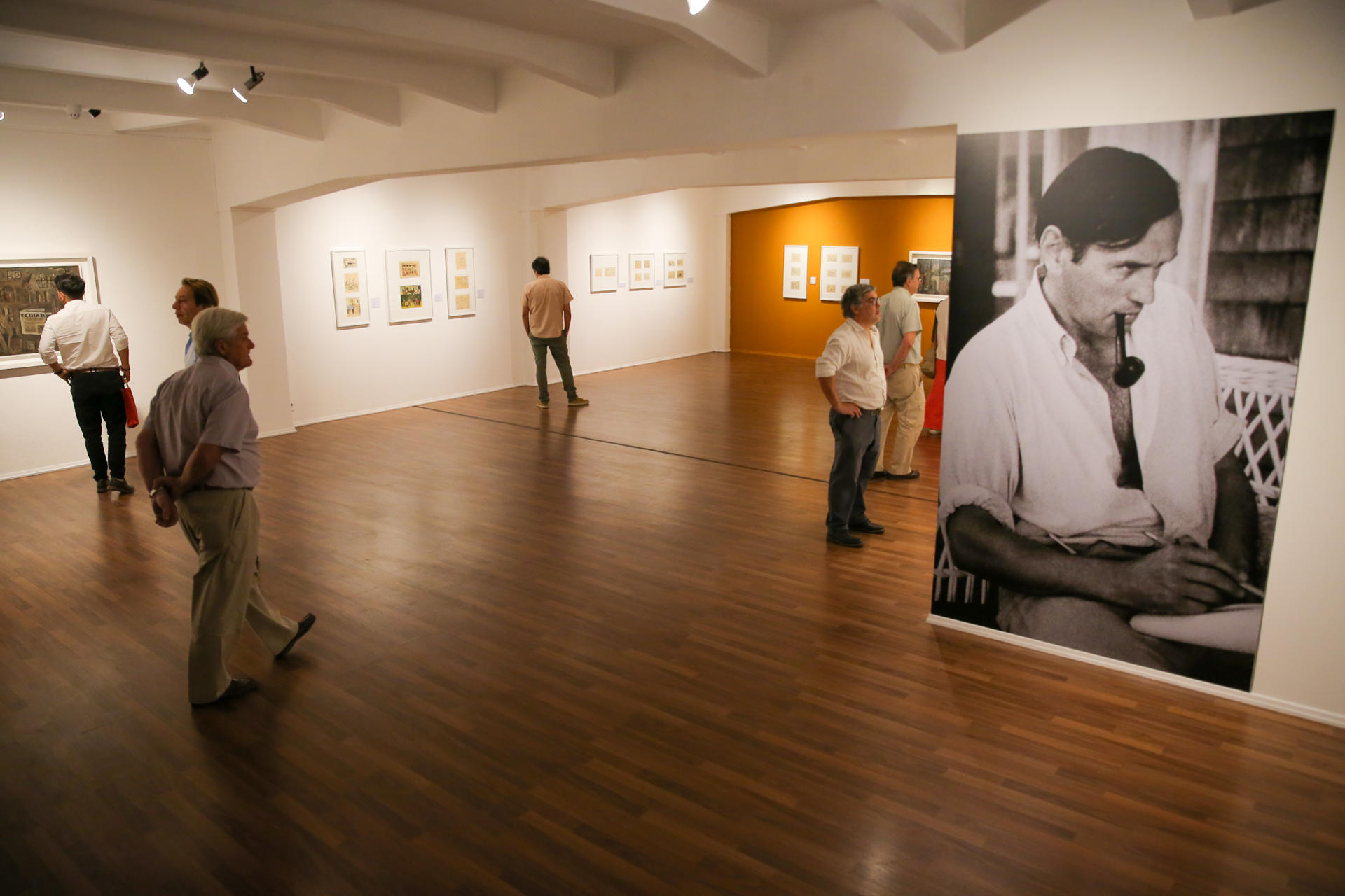 Visitantes recorren la muestra "Fonseca" como homenaje al centenario del artista Gonzalo Fonseca, el 7 de diciembre de 2022, en el Museo Torres García, en Montevideo (Uruguay). EFE/Alejandro Prieto