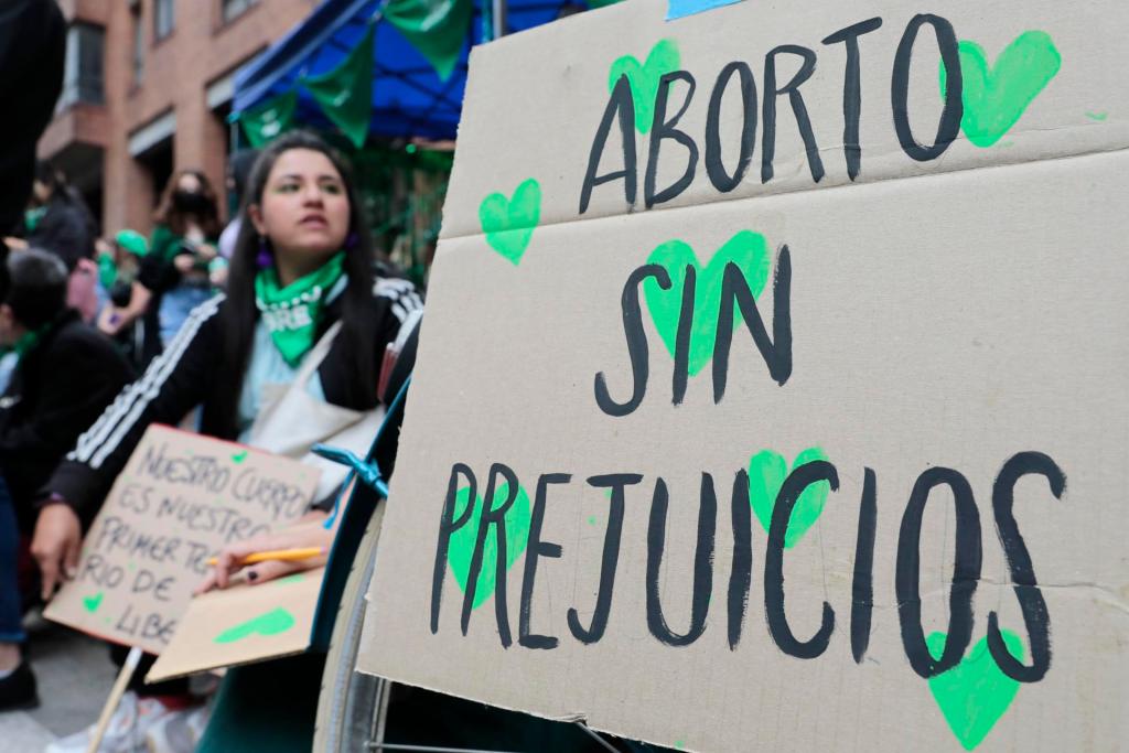 Varias mujeres participan en una marcha a favor del aborto, en Bogotá (Colombia), en una fotografía de archivo. EFE/Carlos Ortega
