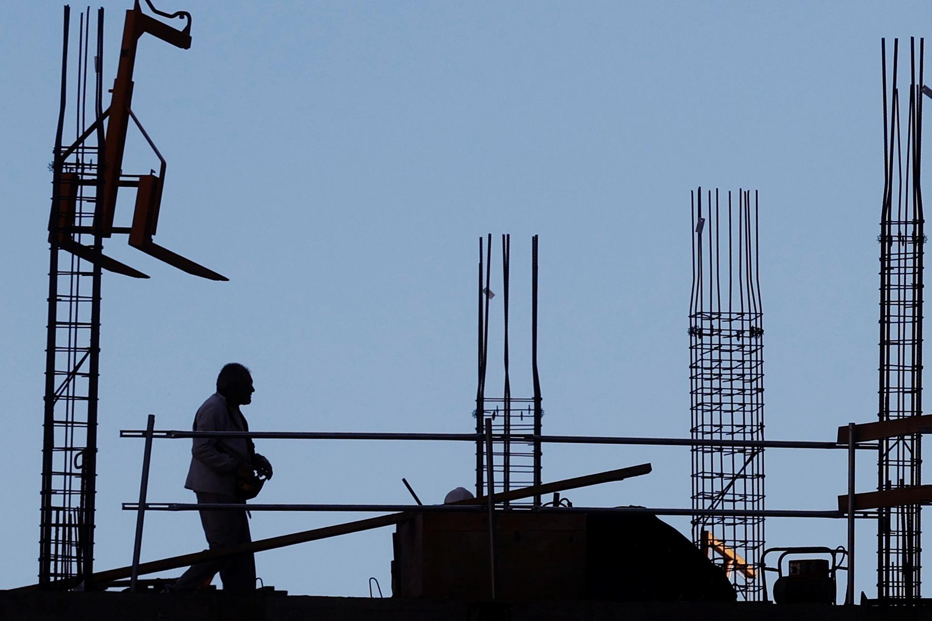 Imagen de archivo de un obrero trabajando en un edificio en construcción en la Comunitat Valenciana. EFE/Kai Försterling